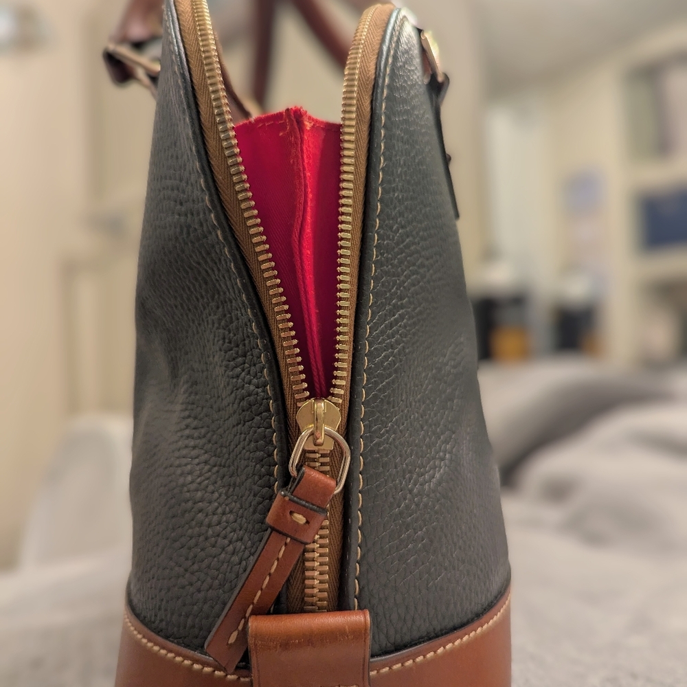 Navy Dooney & Bourke leather purse.
